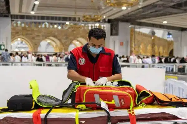 Indonesian Woman Gives Birth in Grand Mosque Courtyard After Hajj